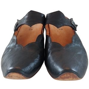 Think! Black Leather Scallop Edge Mules SZ EU 41